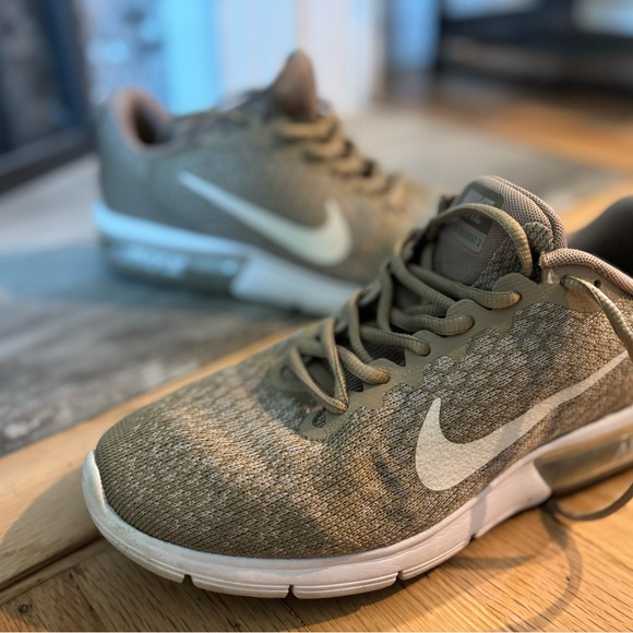 Nike Airmax Vegas Gold Running Shoes - Picture 1 of 4